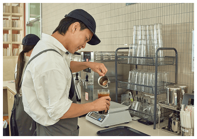 커피을 만들고 있는 사진