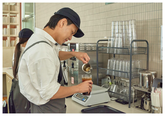 커피을 만들고 있는 사진