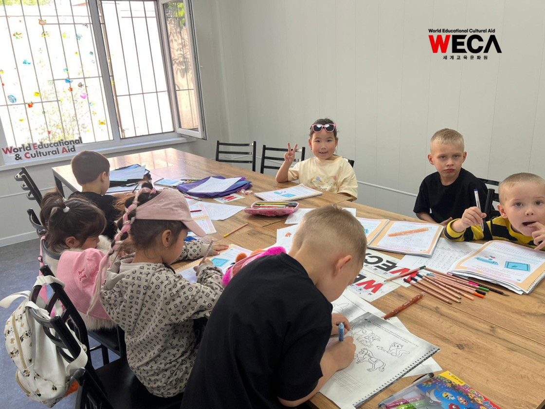 키르기스스탄 비쉬켁 WECA 교육센터 교실에서 영어를 배우는 아이들
