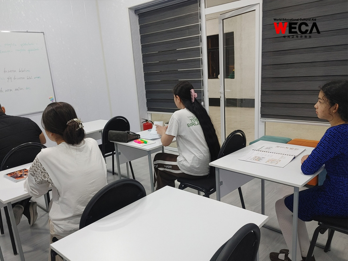 우즈베키스탄 부하라 WECA 한국어교실에서 비가 오는 궂은 날씨에도 열심히 공부하는 아이들