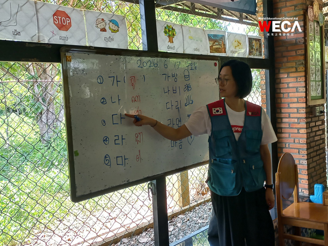 기초 한글 자음과 모음의 결합 원리에 대한 선생님의 설명을 귀담아들으며 맑은 눈빛으로 칠판을 바라보고 있는 아동들