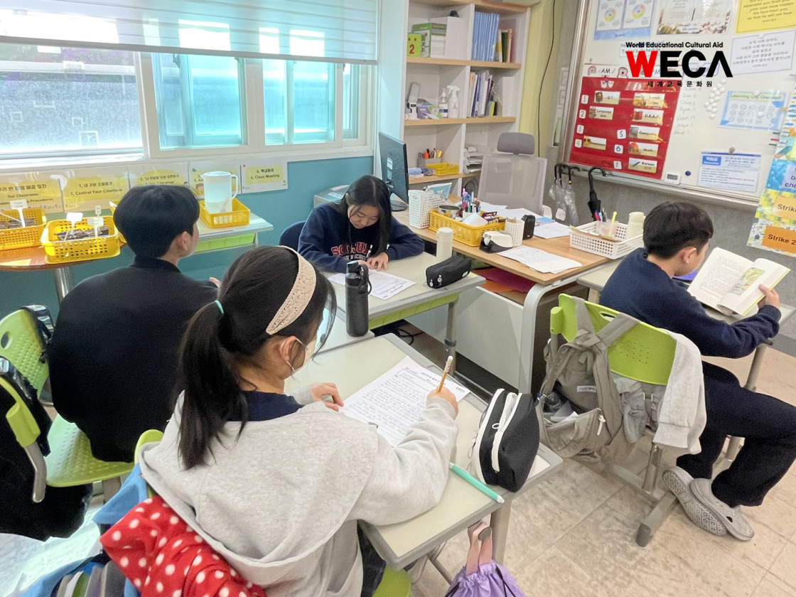 차분한 분위기의 대안학교 교실 책상에 앉아 각자 선택한 책의 주제에 맞춰 글쓰기 부문에 집중하고 있는 아동 청소년들