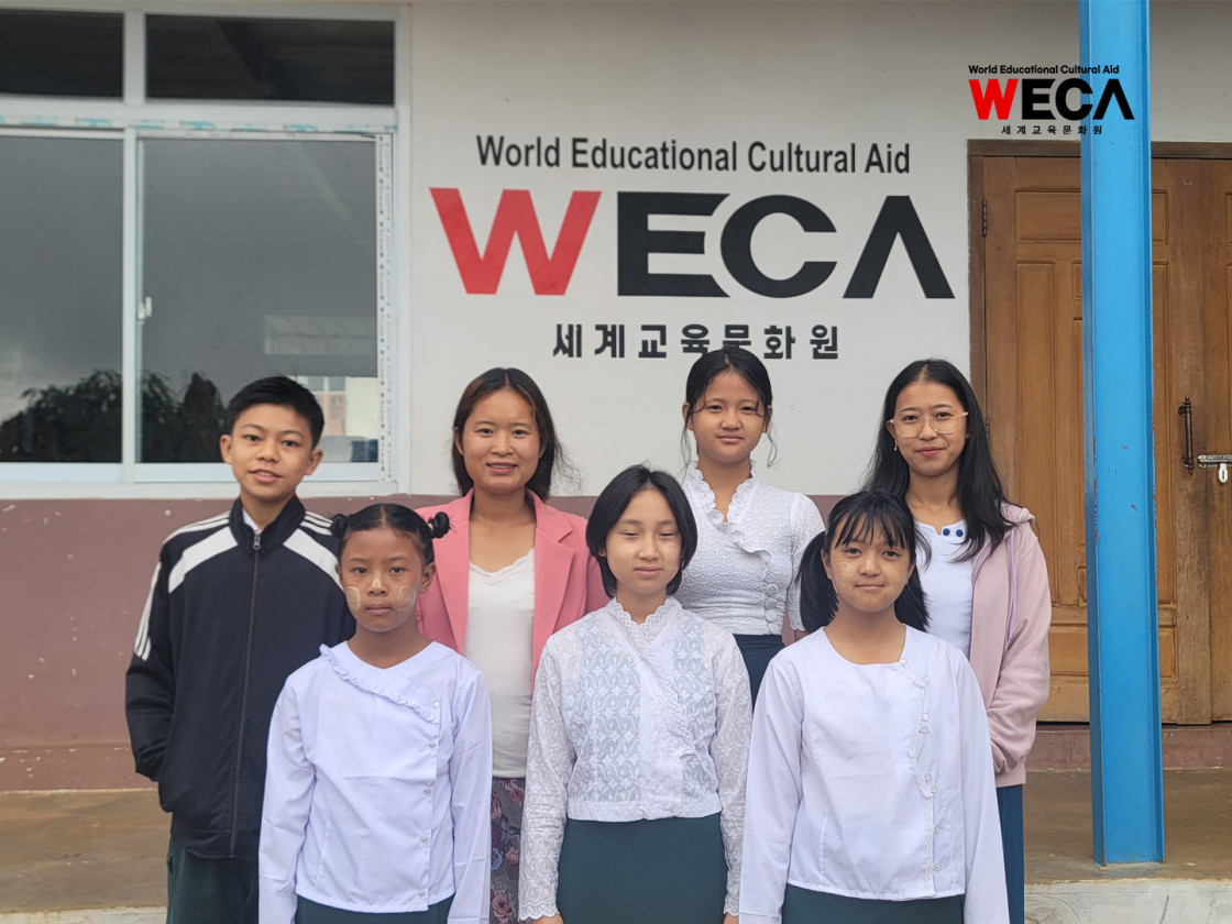 미얀마 따웅지 WECA위드홈 아이들과 보모선생님이 위드홈 앞에서 함께 단체사진을 찍은 모습