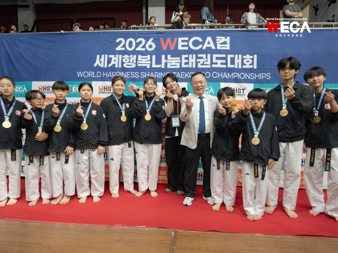 시상식을 모두 마친 후 메달과 상장을 든 전 세계 태권도 꿈나무들이 환한 미소와 함께 촬영한 시상 기념사진