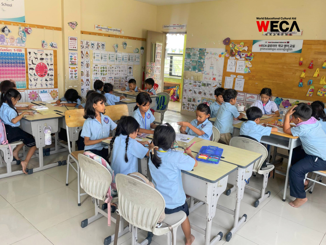 캄보디아 프놈펜 WECA 글로리아 초등학교 아이들이 영어을 하고 있는 모습
