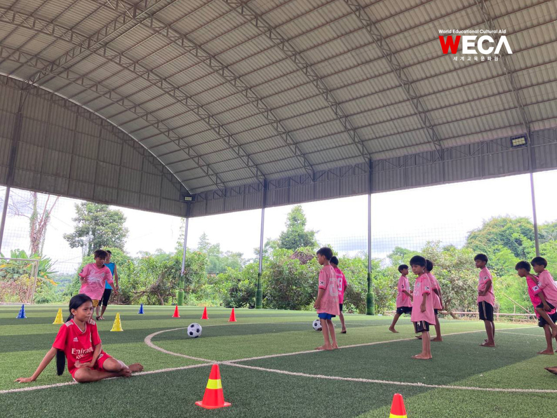 WEFC 코안초등학교 축구단 유소년 아이들이 인조잔디 위에서 맨발로 공차는 연습을 하는 아이들