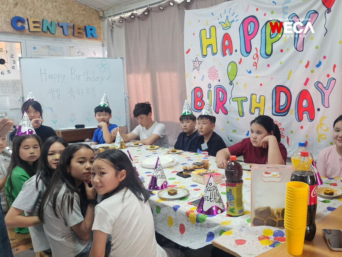 이번 달에 생일을 맞이한 친구를 가운데 두고 한국어 축하 노래를 부르며 다 함께 행복하게 생일파티를 즐기는 아이들의 현장