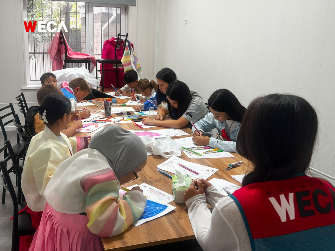 키르기스스탄 WECA 교육센터에서 아이들이 한복체험도 하고 한국어 수업을 듣고 있는 모습