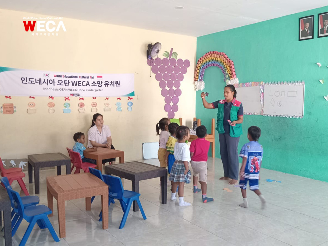 인도네시아 오탄지역의 WECA 유치원에서 선생님이 아이들에게 설명하는 모습