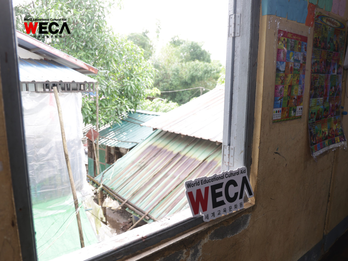 미얀마 양곤 WECA 씨앗어학당 창틀에서 보이는 판자촌의 풍경