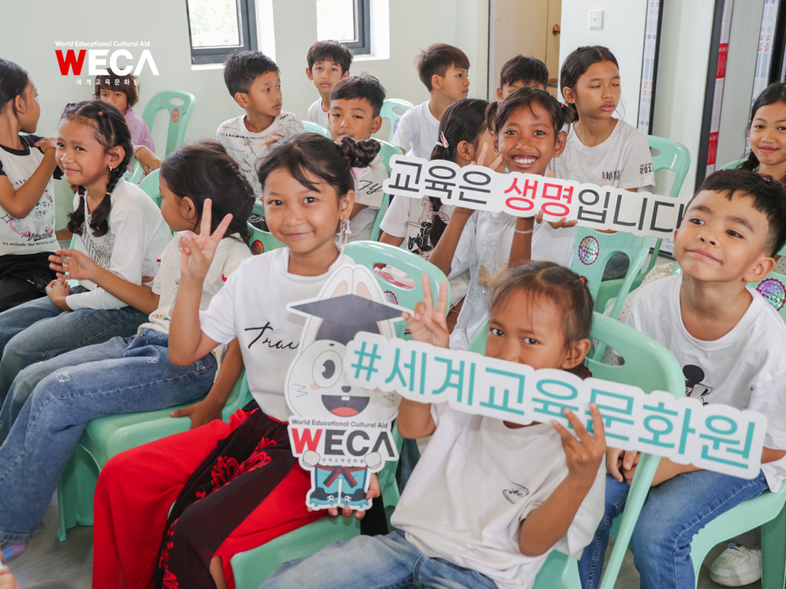 꼬마 헤브론 스쿨 완공식에 모인 캄보디아 아이들