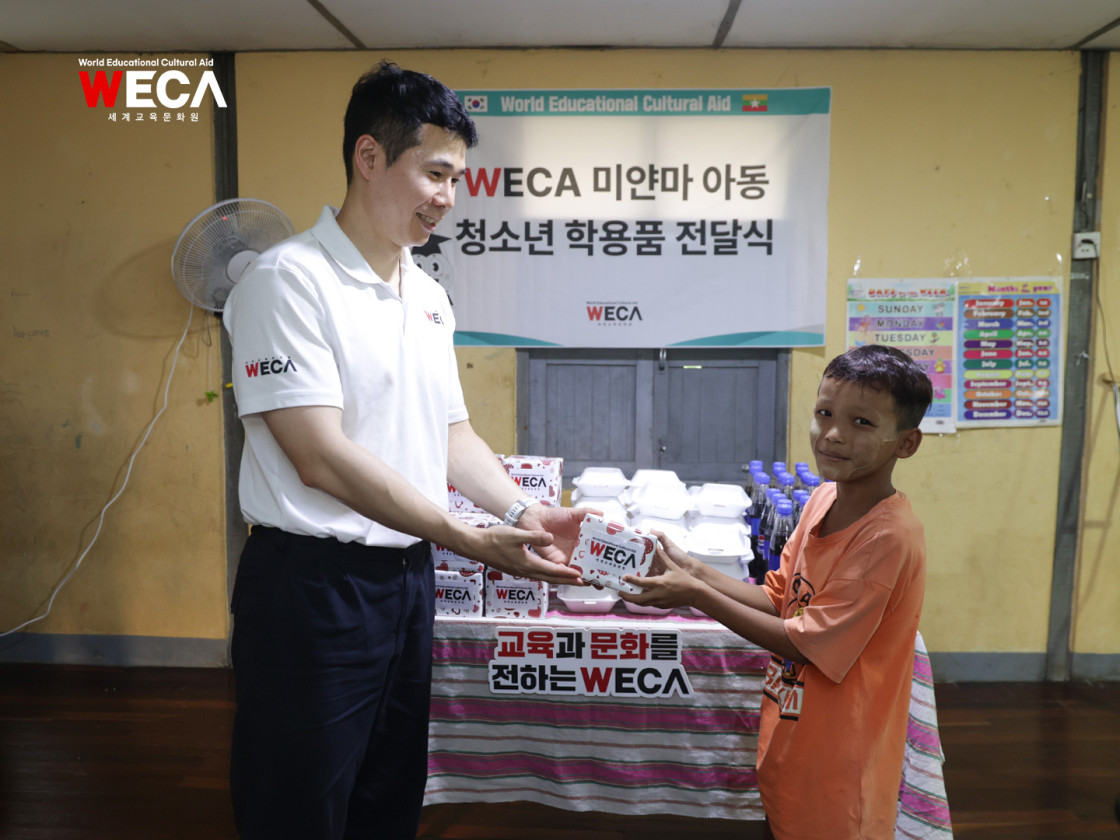 세계교육문화원 씨앗어학당 개강식에서 아이들에게 학용품과 간식을 나눠주는 모습