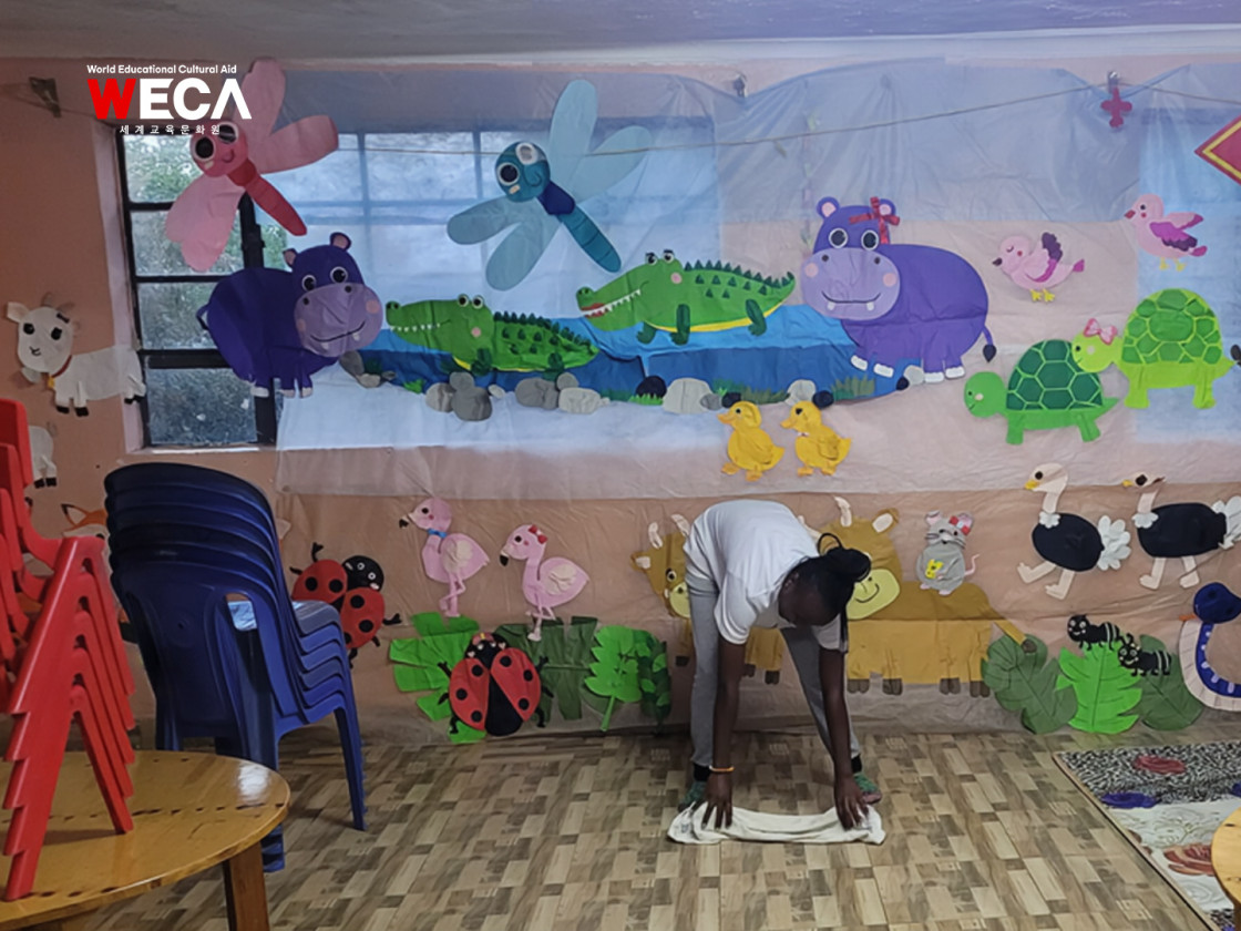 케냐 나록 WECA 소망유치원 개강전 선생님이 바닥을 정리하며 새단장을 하고 있는 모습