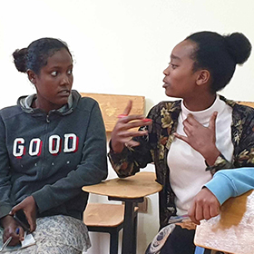 에티오피아 관과 위드홈 토론 중인 학생들