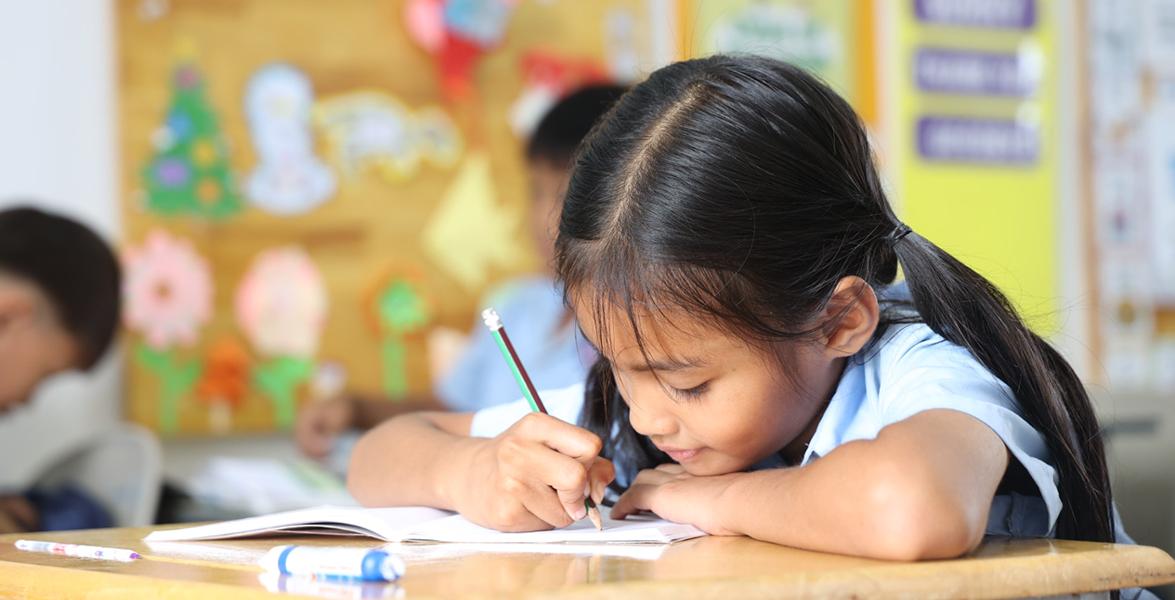 캄보디아 공부하는 소녀