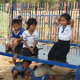 캄보디아 WECA돈라이 유치원 아이들의 줄놀이