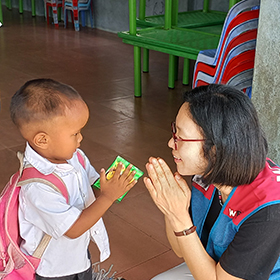 캄보디아 WECA돈라이 유치원 아이들과 인사를 나눕니다