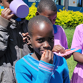 친구들과 함께 무료급식을 먹는 우간다 아이들