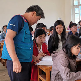 미얀마 따웅지 WECA어학당 모르는 문제를 선생님께 질문하는 학생