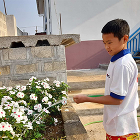 미얀마 WECA따웅지 위드홈 꽃에 물 주는 아이