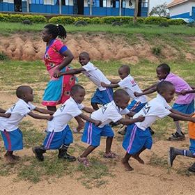 기차놀이를 하는 우간다 위스쿨 아이들