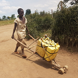 식수를 구하기 위해 학업을 포기한 난민촌 아이들