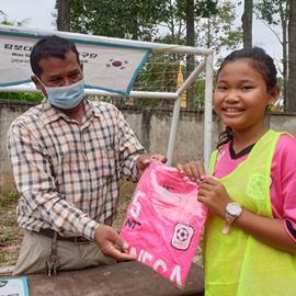 캄보디아 WEFC 껀달 축구용품 전달