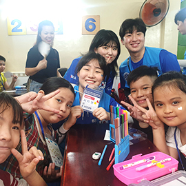 영남대학교 베트남 봉사단과 아이들